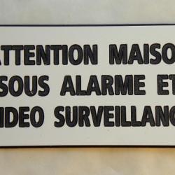 Plaque adhésive "ATTENTION MAISON SOUS ALARME ET VIDEO SURVEILLANCE" format 48 x 100 mm fond BLANC