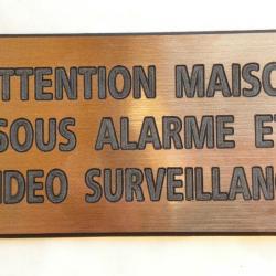 Plaque adhésive "ATTENTION MAISON SOUS ALARME ET VIDEO SURVEILLANCE" format 48 x 100 mm fond CUIVRE