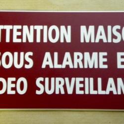Plaque adhésive "ATTENTION MAISON SOUS ALARME ET VIDEO SURVEILLANCE" format 48 x 100 mm fond BORDEAU