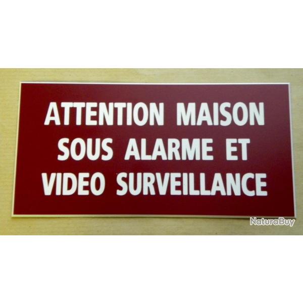 Plaque adhsive "ATTENTION MAISON SOUS ALARME ET VIDEO SURVEILLANCE" format 48 x 100 mm fond BORDEAU