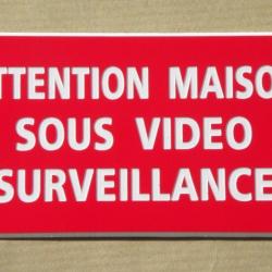 Plaque adhésive "ATTENTION MAISON SOUS VIDEO SURVEILLANCE" format 48 x 100 mm fond ROUGE