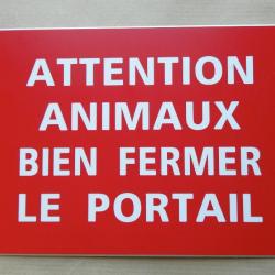 panneau "ATTENTION ANIMAUX BIEN FERMER PORTAIL" format 150 x 115 mm fond ROUGE
