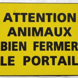 panneau "ATTENTION ANIMAUX BIEN FERMER PORTAIL" format 150 x 115 mm fond jaune