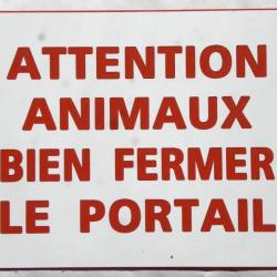 panneau "ATTENTION ANIMAUX BIEN FERMER PORTAIL" format 150 x 115 mm fond blanc texte rouge