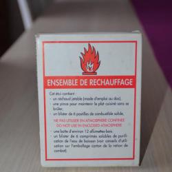 Boite comprenant un kit de réchauffage complet provenant d?une boite de ration Française  année 80