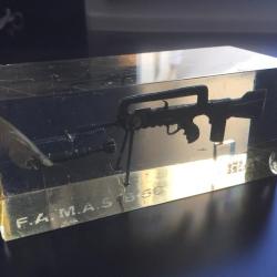 INTROUVABLE !!!!!!  PRESSE-PAPIERS FAMAS MISE À PRIX 1!!!