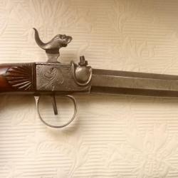 Pistolet  XIXème avec tête d'un animal mythique très beau spécimen    (livraison par Happy post 13)