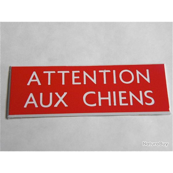 Plaque adhsive "ATTENTION AUX CHIENS " format 25 x 75 mm fond rouge
