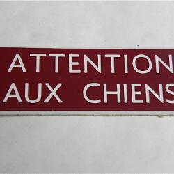 Plaque adhésive "ATTENTION AUX CHIENS " format 25 x 75 mm fond bordeau