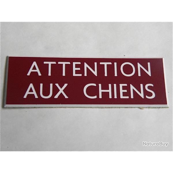 Plaque adhsive "ATTENTION AUX CHIENS " format 25 x 75 mm fond bordeau
