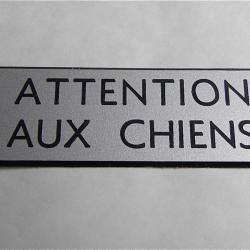 Plaque adhésive "ATTENTION AUX CHIENS " format 25 x 75 mm fond argent