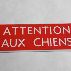 plaque adhésiveésive "ATTENTION AUX CHIENS " format 50 x 150 mm fond ROUGE