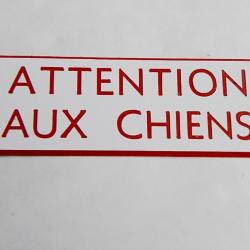 PANCARTE adhésive "ATTENTION AUX CHIENS " format 50 x 150 mm fond BLANC TEXTE ROUGE