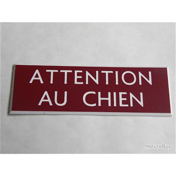 Plaque adhsive "ATTENTION AU CHIEN " dimensions 29 x 100 mm fond BORDEAU