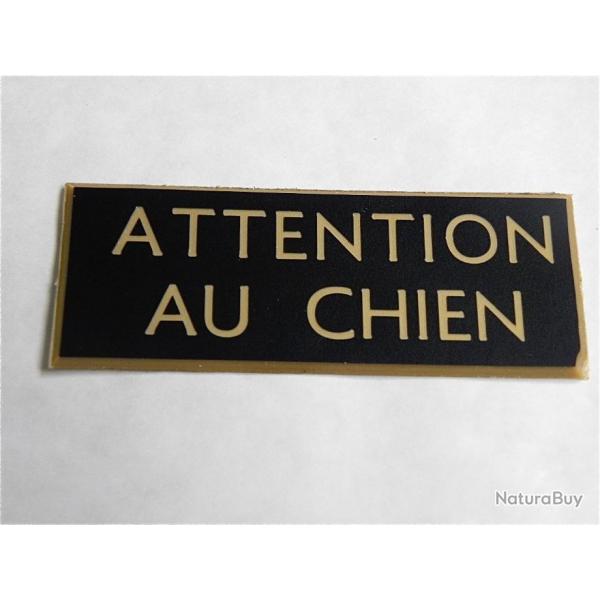 Plaque adhsive "ATTENTION AU CHIEN " dimensions 29 x 100 mm fond NOIR TEXTE OR