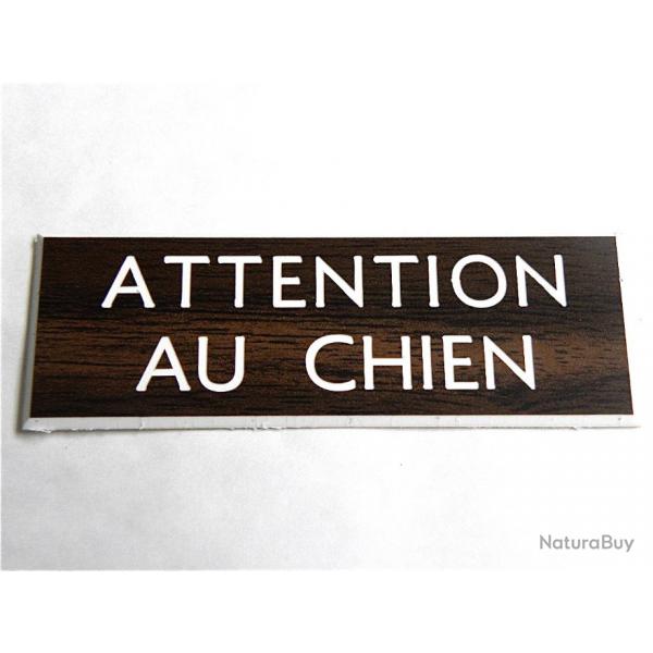 Plaque adhsive "ATTENTION AU CHIEN " dimensions 29 x 100 mm fond NOYER