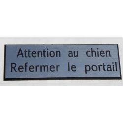 Plaque adhésive "Attention au chien Refermer le portail" format 29 x 100 mm fond  ARGENT