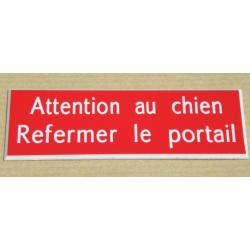 Plaque adhésive "Attention au chien Refermer le portail" format 29 x 100 mm fond ROUGE