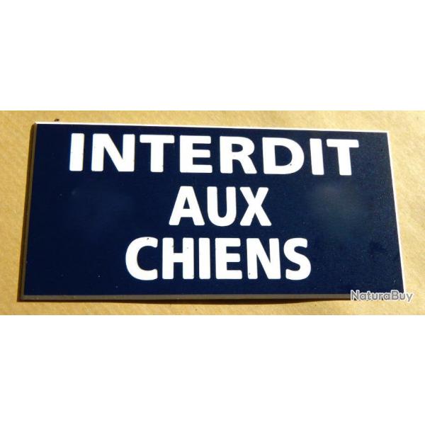 Plaque  "INTERDIT AUX CHIENS" format 75 x 150 mm fond BLEU MARINE