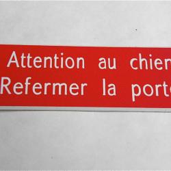 Plaque adhésive "Attention au chien Refermer la porte " format 29 x 100 mm fond rouge