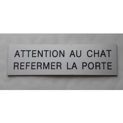 Plaque adhésive "ATTENTION AU CHAT REFERMER LA PORTE " format 29 x 100 mm fond ARGENT