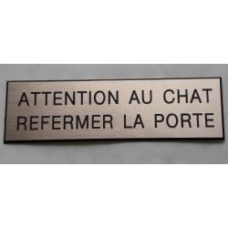Plaque adhésive "ATTENTION AU CHAT REFERMER LA PORTE " format 29 x 100 mm fond CUIVRE