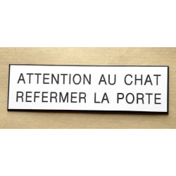 PANCARTE "ATTENTION AU CHAT REFERMER LA PORTE " format 50 x 150 mm fond banc