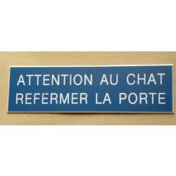 PANCARTE "ATTENTION AU CHAT REFERMER LA PORTE " format 50 x 150 mm fond bleu