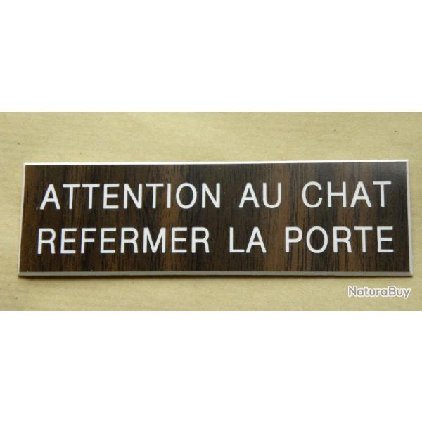 PANNEAU "ATTENTION AU CHAT REFERMER LA PORTE " format 60 x 200 mm fond NOYER