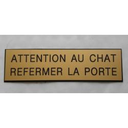 PANNEAU "ATTENTION AU CHAT REFERMER LA PORTE " format 60 x 200 mm fond OR