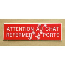 Plaque adhésive "ATTENTION AU CHAT REFERMER LA PORTE " (MOTIFS PATTES) format 29 x 100 mm fond ROUGE
