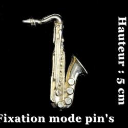 Insigne représentant un saxophone (fixation mode pin's)