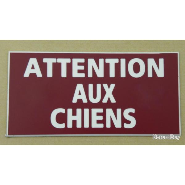 Plaque adhsive "ATTENTION AUX CHIENX " dimensions 48 x 100 mm fond  BORDEAU