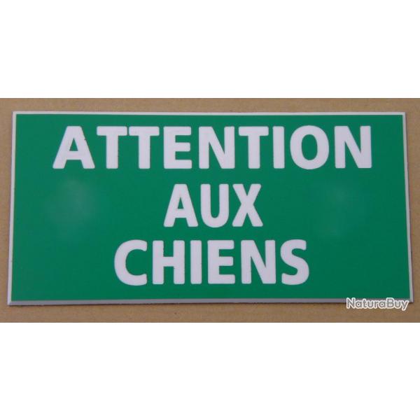 Plaque adhsive "ATTENTION AUX CHIENS " dimensions 48 x 100 mm fond  VERT