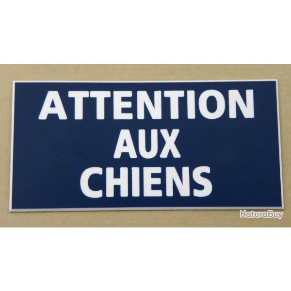 Plaque adhsive "ATTENTION AUX CHIENS " dimensions 48 x 100 mm fond  BLEU MARINE