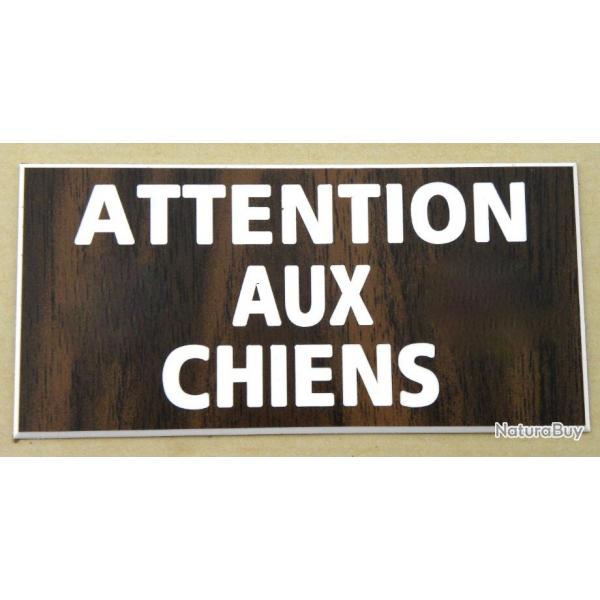 Plaque adhsive "ATTENTION AUX CHIENS " dimensions 48 x 100 mm fond NOYER