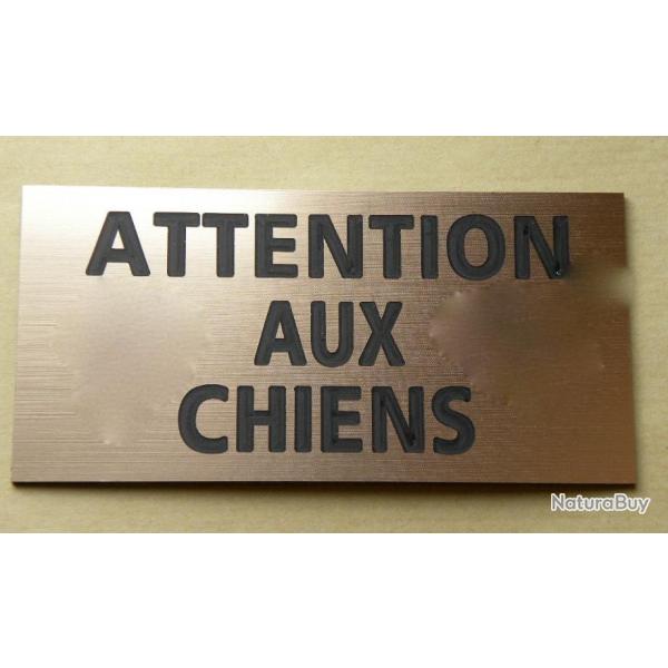 Plaque adhsive "ATTENTION AUX CHIENS " dimensions 48 x 100 mm fond CUIVRE