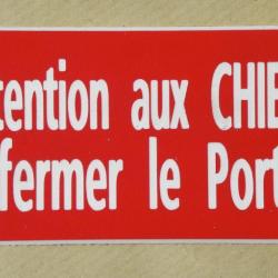 Plaque adhésive "Attention aux CHIENS Refermer le Portail" format 48 x 100 mm fond  ROUGE