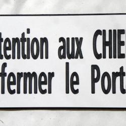 Plaque adhésive "Attention aux CHIENS Refermer le Portail" format 48 x 100 mm fond BLANC