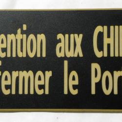 pancarte "Attention aux CHIENS Refermer le Portail" format 98 x 200 mm fond noir texte or