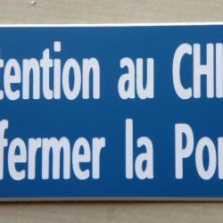 Plaque adhésive "Attention au CHIEN Refermer la Porte" format 48 x 100 mm fond bleu