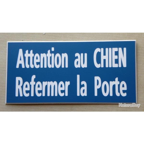 Plaque adhsive "Attention au CHIEN Refermer la Porte" format 48 x 100 mm fond bleu