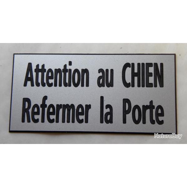 Plaque adhsive "Attention au CHIEN Refermer la Porte" format 48 x 100 mm fond argent