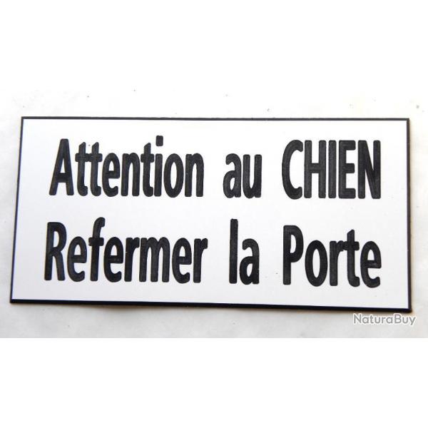 Plaque adhsive "Attention au CHIEN Refermer la Porte" format 48 x 100 mm fond blanc