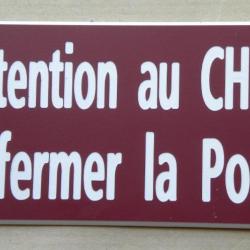Plaque  "Attention au CHIEN Refermer la Porte" format 75 x 150 mm fond lie de vin