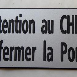 panneau "Attention au CHIEN Refermer la Porte" format 98 x 200 mm fond ARGENT