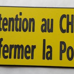 panneau "Attention au CHIEN Refermer la Porte" format 98 x 200 mm fond JAUNE