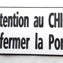 panneau "Attention au CHIEN Refermer la Porte" format 98 x 200 mm fond BLANC