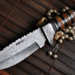 LAME DAMAS - Couteau de chasse en acier de Damas Noyer et Corne