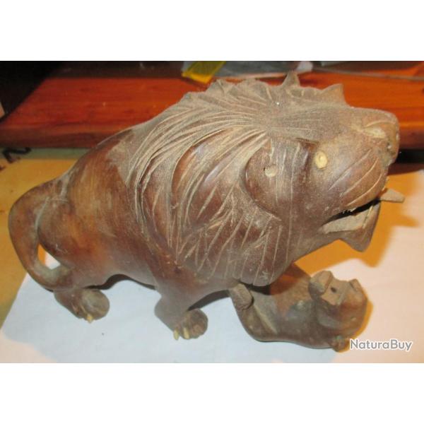 STATUE EN BOIS  AFRICAINE COMBAT LION ET PANTHERE